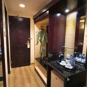 Deluxe Twin or Double with Shower No View