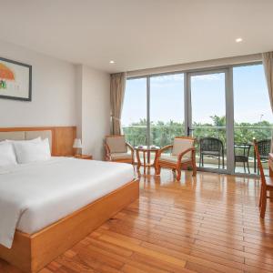 Junior Suite with Balcony and Bathtub