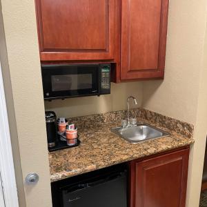 Accessible Queen Room - Non-Smoking