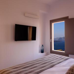Junior Suite with Heated Jacuzzi and Caldera View