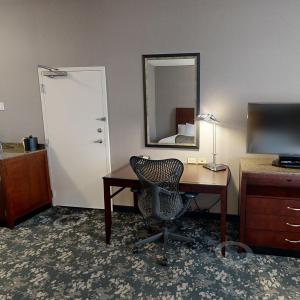 King Room with Roll-In Shower - Mobility Access