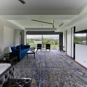 Business Suite with Lounge Access
