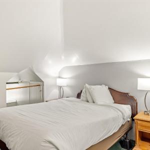 Deluxe Queen Suite