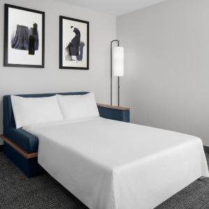 Studio with King Bed, Bathtub and Sofa Bed - Mobility Access/Hearing Accessible