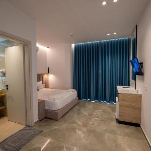 Deluxe Queen Room with Pool View 