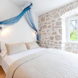 One-Bedroom Apartment with Balcony