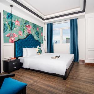Deluxe Queen Room with City View