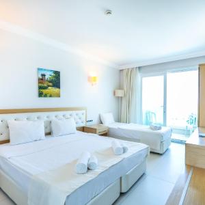 Standard Triple Room with Sea View