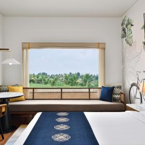 One-Bedroom Suite with complimentary airport transfer, Executive Lounge Access  and Tea Tales with Lila from 5pm to 6pm.2 Way Airport Transfers Enjoy complimentary cocktails for 2 hours with our Happy Hour offer
