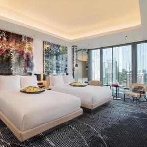 Deluxe, Guest room, 2 Queen Beds, Twin Towers view