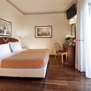 Superior Double or Twin Room with Lateral Sea View