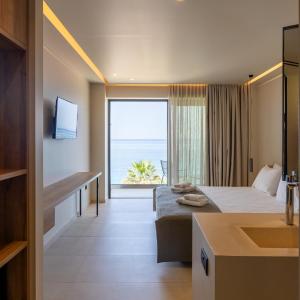 Deluxe Double Room with Balcony and Sea View