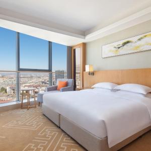 Superior King, Guest room, 1 King, Partial City View