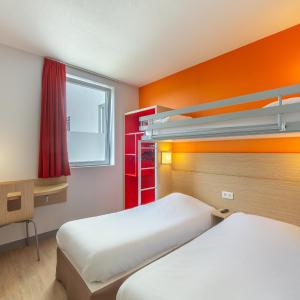 Triple Room with 1 Bunk Bed and 2 Single Beds