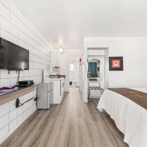 One Bedroom Suite-Two beds-Full Kitchen