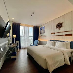 Summer Deluxe Room - King bed