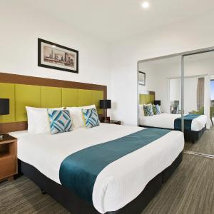 King Room with Roll-In Shower - Disability Access