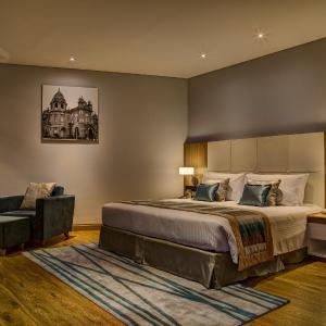 Junior Suite King bed with balcony
