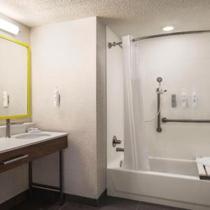 King Room with Bath Tub - Mobility/Hearing Accessible - Non-Smoking