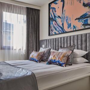 Deluxe Three-Bedroom with 2 Bath 