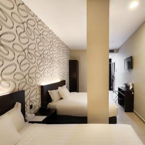 Deluxe Family Room, 2 Queen Beds