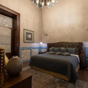 Master Suite with Balcony - Victoria