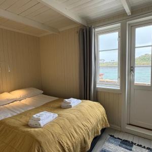 Traditional cabin with sea view and balcony 