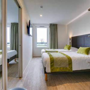 Quadruple Room with Private Bathroom