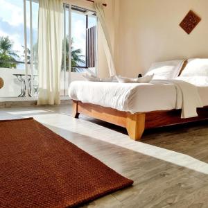 Deluxe Room with Balcony and Sea View