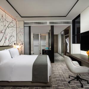 Standard King Room with Lounge Access