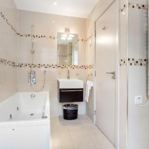 Executive One-Bedroom Apartment with Street View