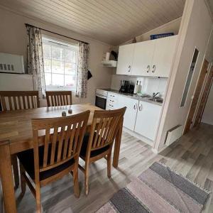 Two-Bedroom Cabin with Private Bathroom