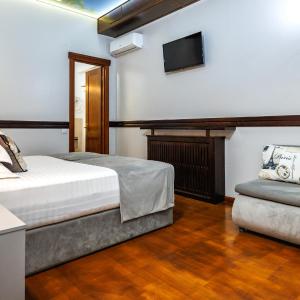 Large Double or Twin Room without natural light