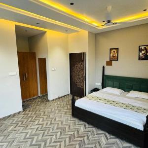Suite with Mountain View