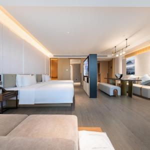 Jimu Twin-Bed Suite with Bathtub