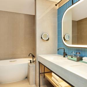 One-Bedroom King Suite with Lake View