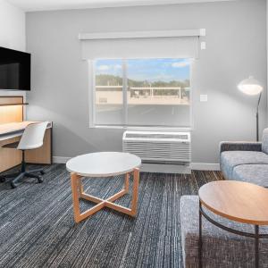 One-Bedroom King Suite with Sofa Bed and Adapted Tub - Mobility and Hearing Accessible