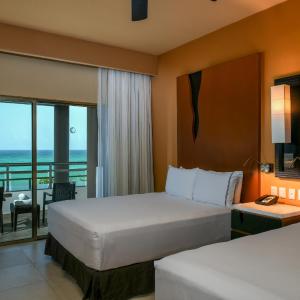 Ocean Front One Bedroom Swim Up Suite