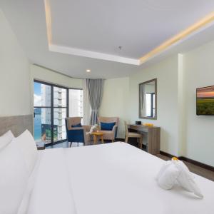 Double or Twin Room with Partial Sea View