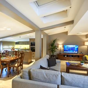Penthouse Suite with Sauna & Hot Tub