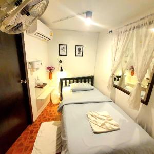 Small Single Room with Shared Bathroom