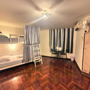 Bed in 6-Bed Mixed Dormitory Room with Shared Bathroom