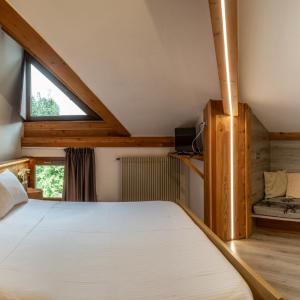 Double or Twin Room with Mountain View