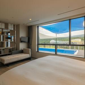 Pool Suite - Welcome Fruit & Extra bed for 1