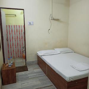 Standard  Double Room with Fan (Includes Ganga Aarti and Darshan assistance to Kashi Vishwanath Temple)