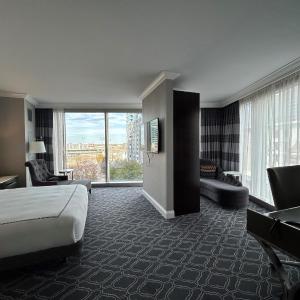 Standard Room with One King Bed - Accessible - Corner Spa