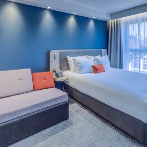 Standard Queen Room with Sofa Bed and Free Hot Breakfast