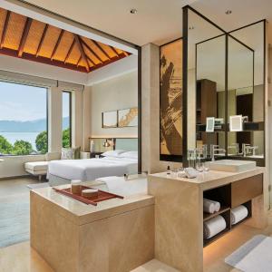 Deluxe King Room with Lake View