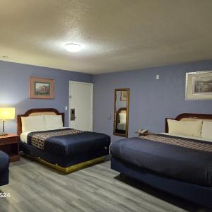 Family Room with Three Queen Beds