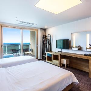 Deluxe Twin Room with Sea View